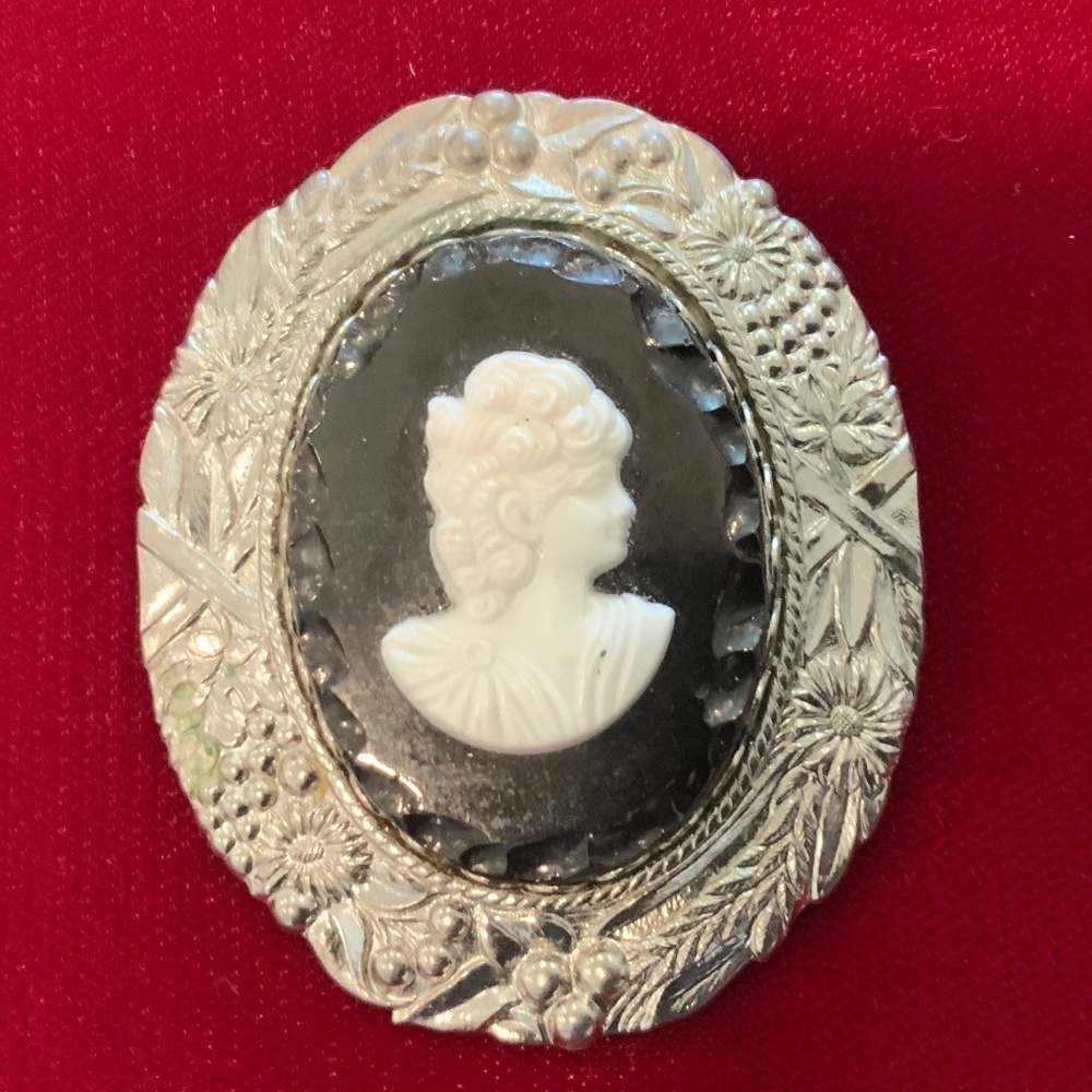 Vintage Coro Cameo Brooch - Picture 1 of 2
